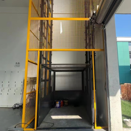 横峰导轨式升降机助力物流园破解运输难题