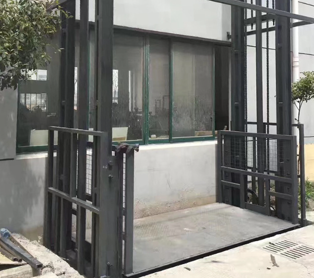 横峰导轨式施工升降机助力民生工程提速增效